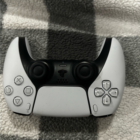 Ps5 with controller - Picture 3 of 3